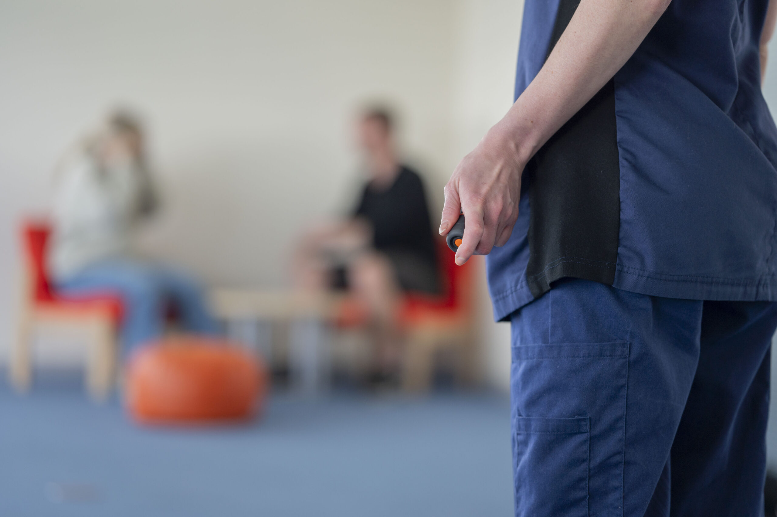 Nurse activates Assistance alarm on PIT as couple argue in distance